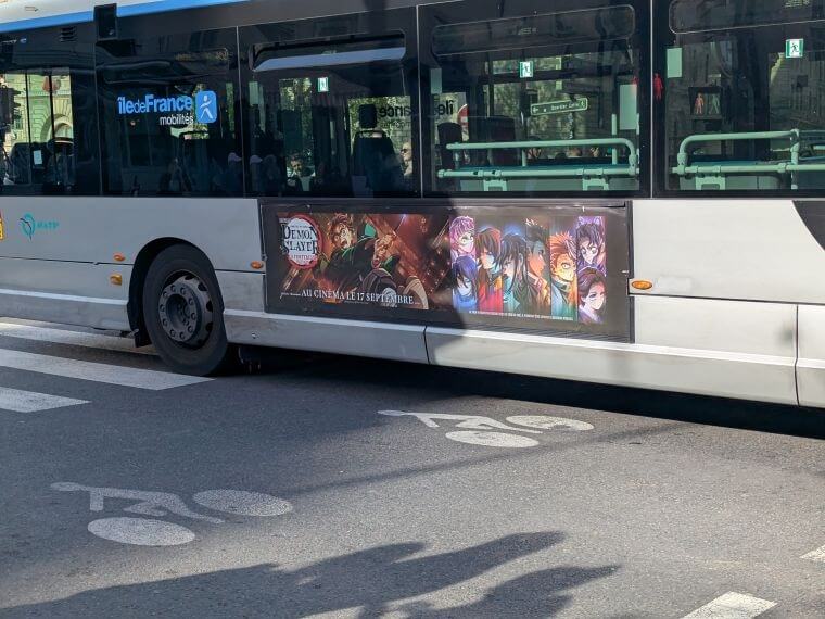 フランス　パリ　鬼滅の刃　無限城編　ラッピングバス