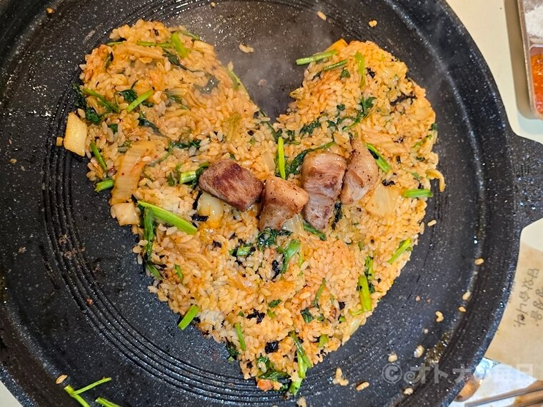 韓国グルメ　月火食堂　モクサル　熟成肉　キムチチャーハン