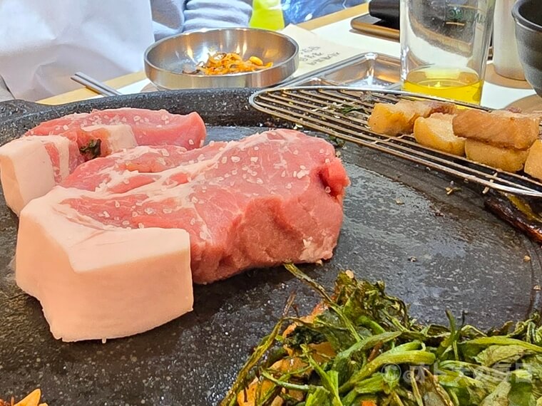 韓国グルメ　月火食堂　モクサル　サムギョプサル　チーズ焼肉