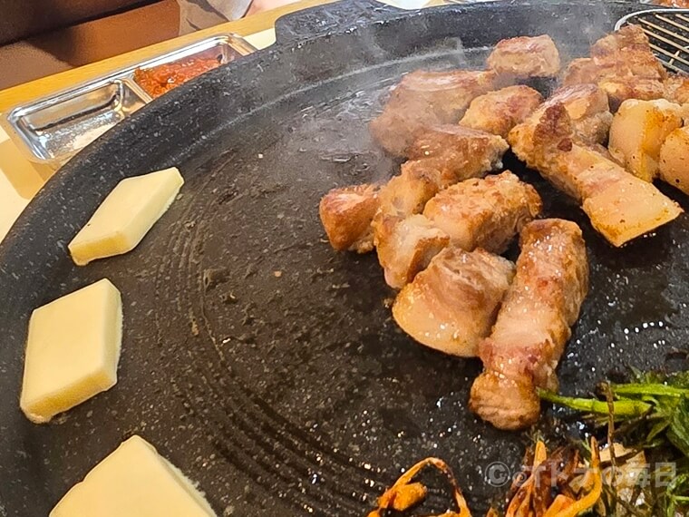 韓国グルメ　月火食堂　モクサル　サムギョプサル　チーズサムギョプサル