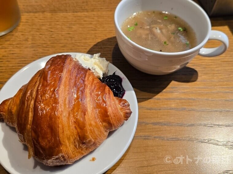 今日のランチ 麻布台ヒルズ ラシーヌ リースサラダ クロワッサン