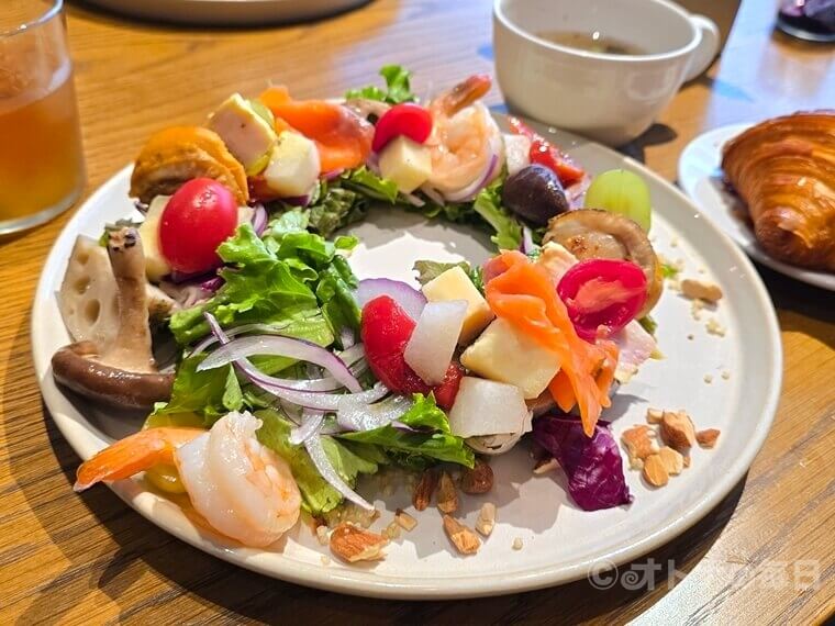  麻布台ヒルズ ランチ ラシーヌ リースサラダ クロワッサン