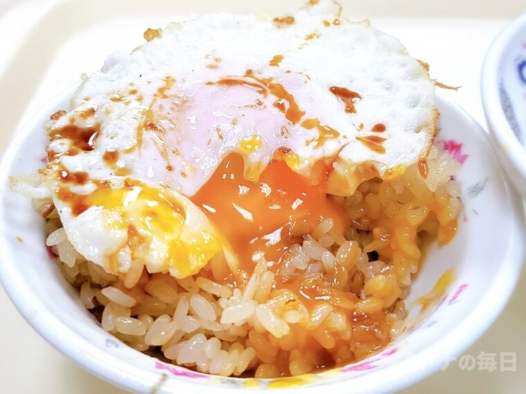 台湾グルメ 珠記大橋頭油飯 油飯 目玉焼き 朝食