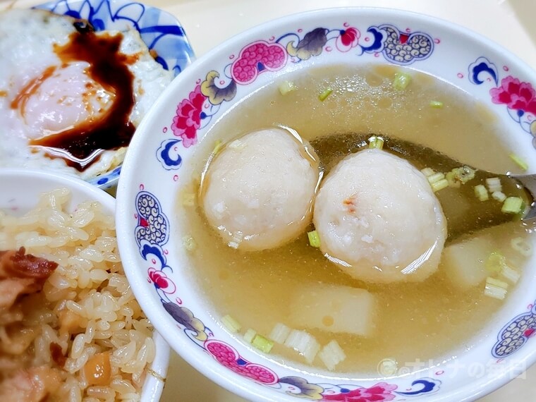 台湾グルメ 珠記大橋頭油飯 油飯 目玉焼き 朝食