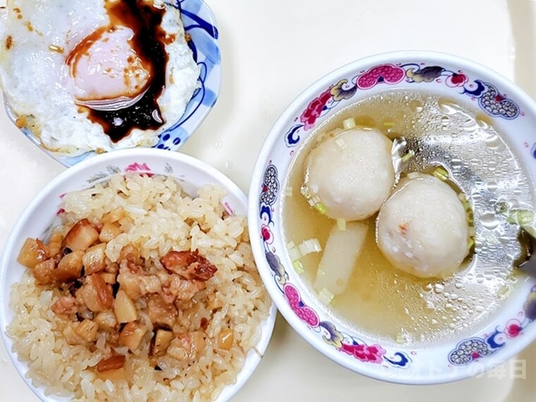 台湾グルメ 珠記大橋頭油飯 油飯 目玉焼き 朝食