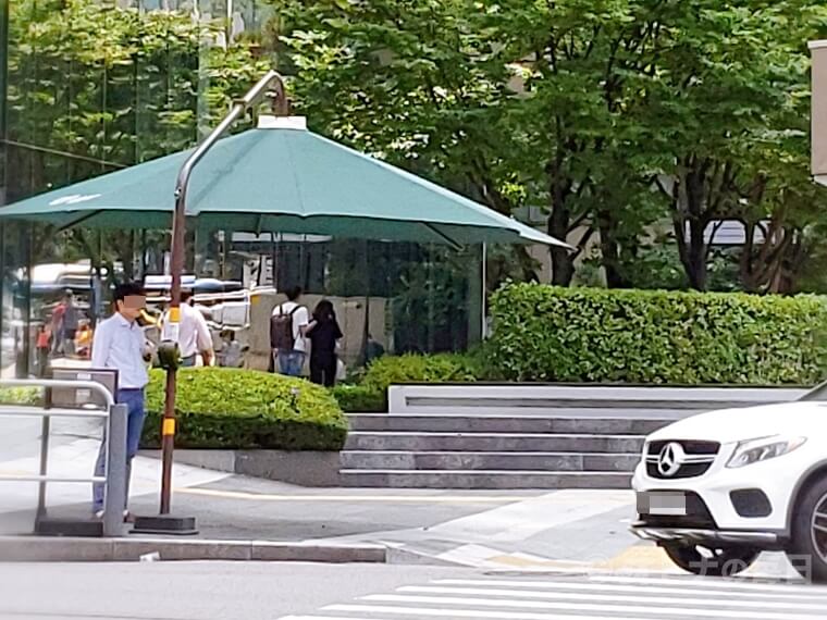 旅のよもやま話　韓国　日除け　グリーンパラソル　ミスト