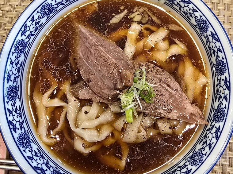 海外旅行で食べるべき“絶品グルメ” #78 なんと、開業1年でミシュラン店に! 日本人が作る激ウマ牛肉麺(台北・迪化街)